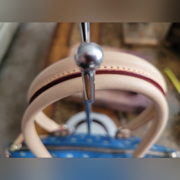 DOONEY & BOURKE SHOULDER BAG. - Picture 5 of 11